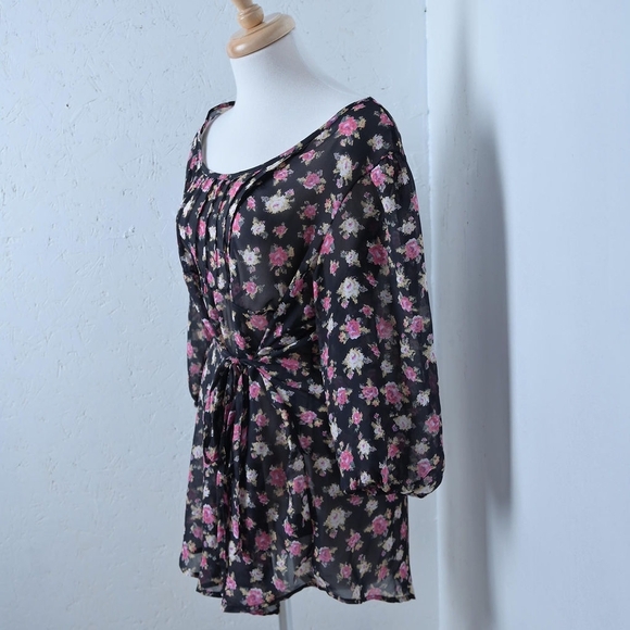 Majora | Black pink and white floral front tie up cropped sleeve blouse - Picture 5 of 10